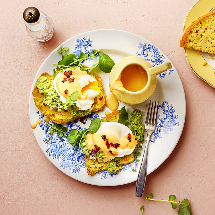 Foodfotografie van Mexicaanse Eggs benedict met maïsbrood, chipotle hollandaise saus, avocadospread en chorizo crumble.