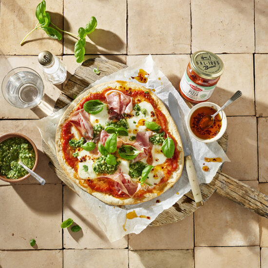 Foodstyling, tabletopstyling en receptontwikkeling voor Bertolli pizzasaus: pizza met burrata, prosciutto en pesto.