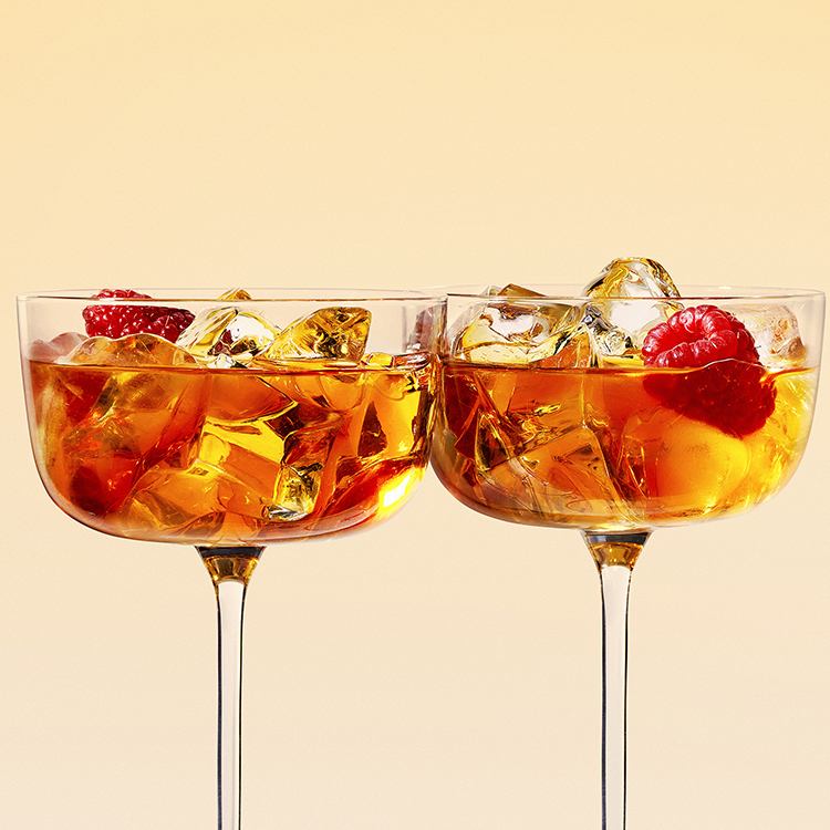 Foodstyling voor Johnnie Walker: Manhattan cocktail met schitterende ijsklontjes.