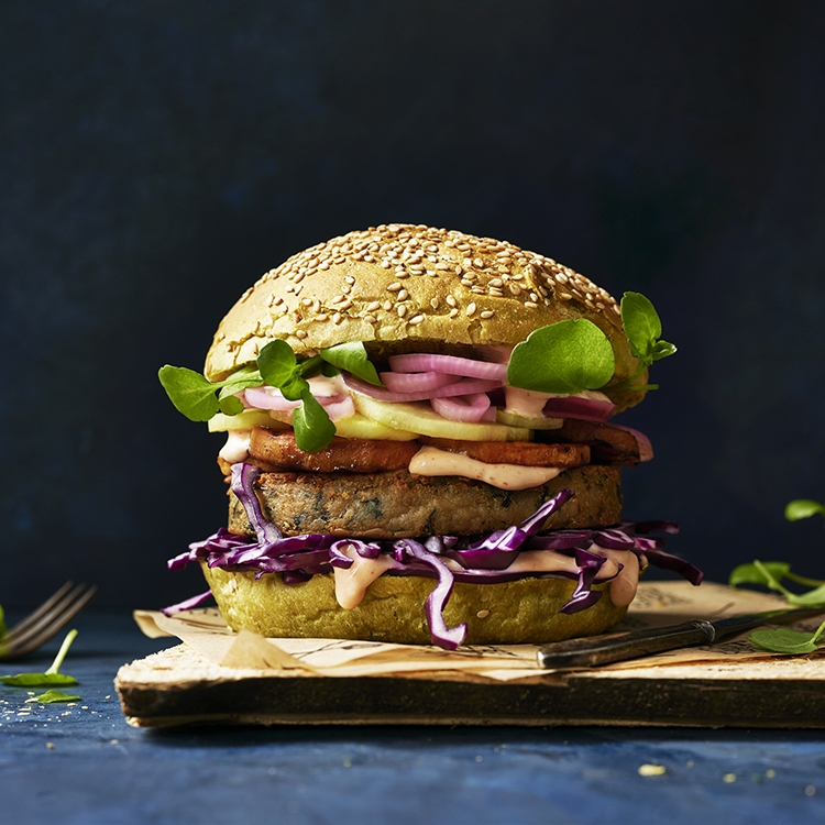Foodstyling voor The Dutch Weed Burger: vegan burger met pompoen en rode kool.