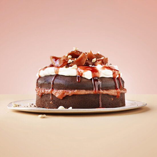 Foodstyling voor Elle Eten magazine: chocoladetaart met stoofpeertjes.